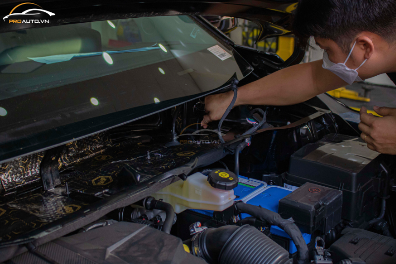 Chủ xế hộp chọn cách âm chống ồn xe Nissan Navara 2025 ở khoang máy