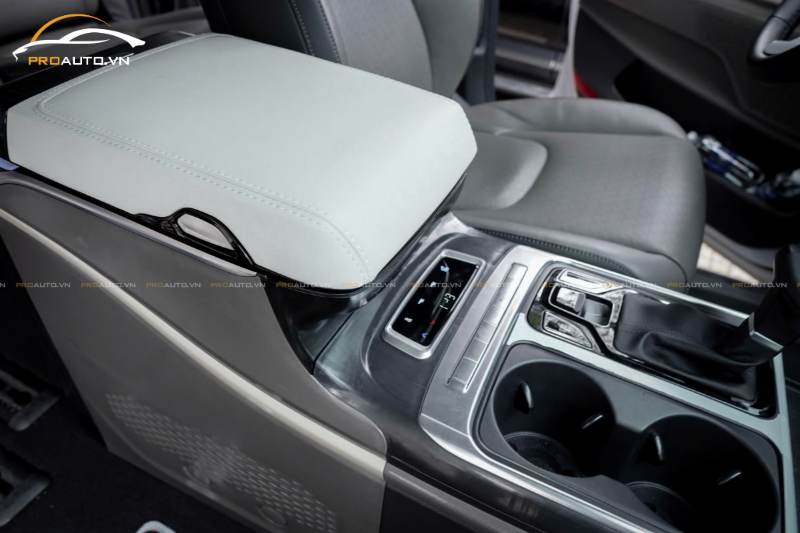 Con ngựa Kia Carnival tích hợp tủ lạnh mini 2 trong 1