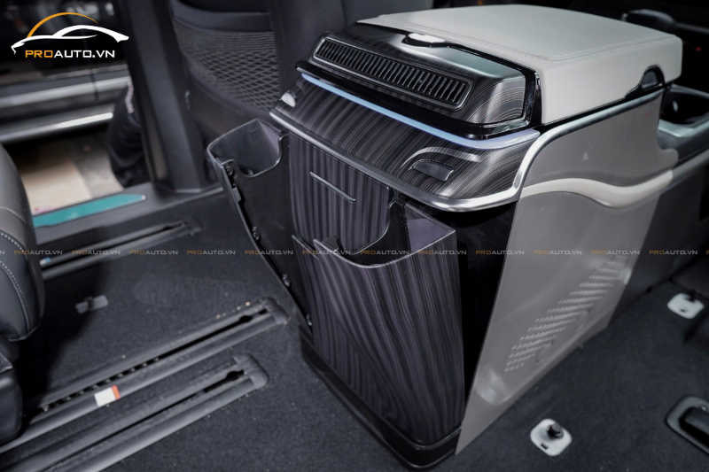 Con ngựa Kia Carnival trang bị 2 ngăn chứa dù