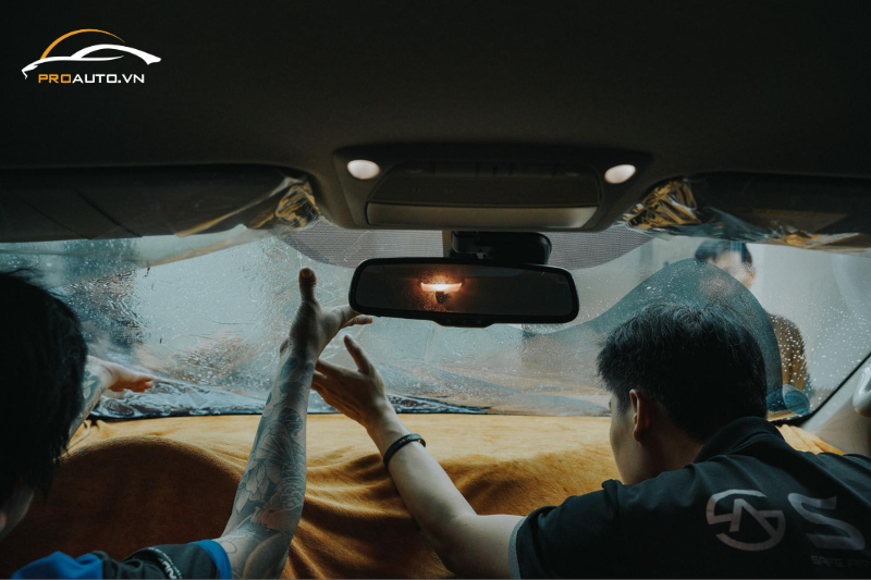 Dán phim cách nhiệt xe Nissan Navara 2025 vị trí kính lái tại PROAUTO.VN