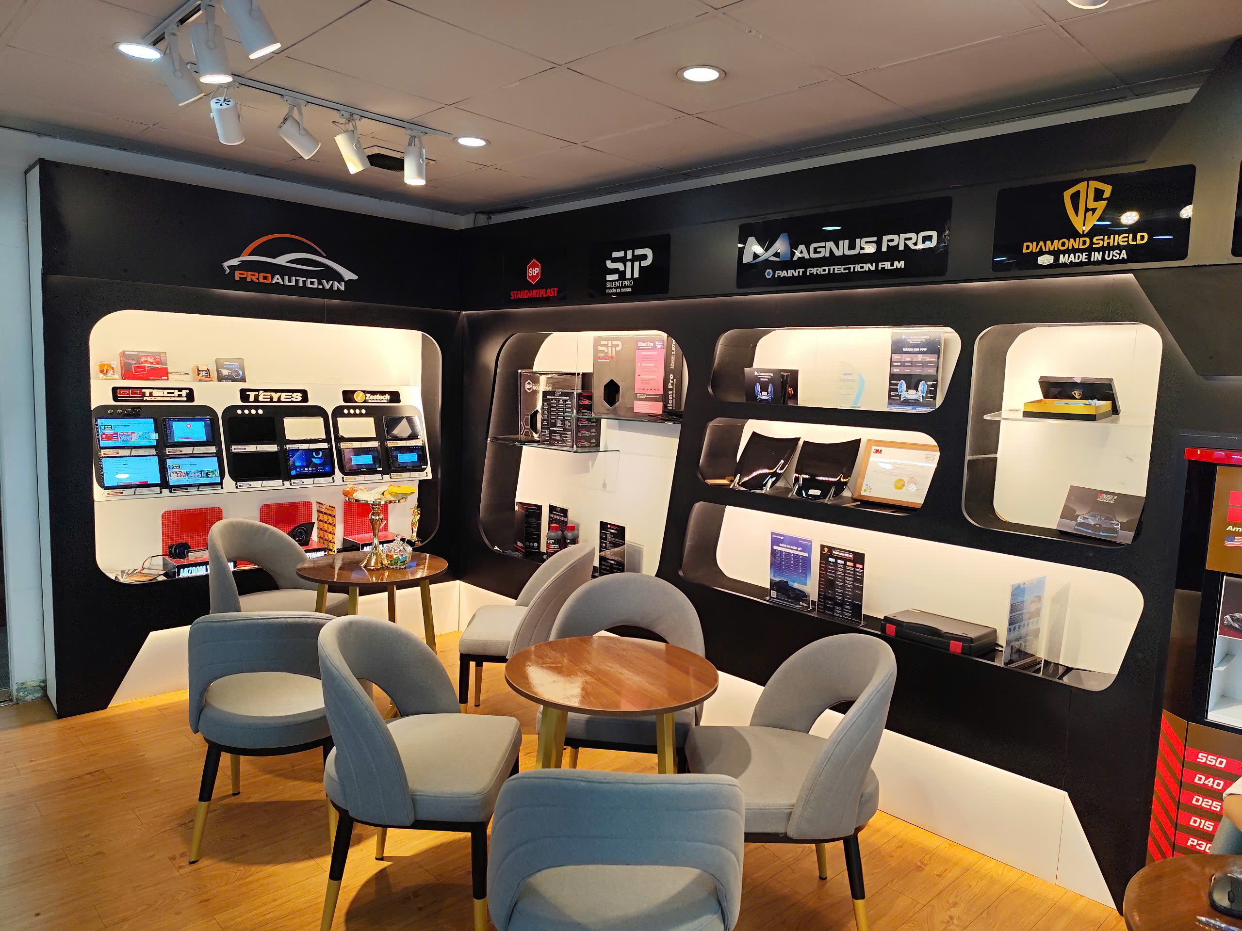 Khu vực trưng bày sản phẩm tại PROAUTO.VN