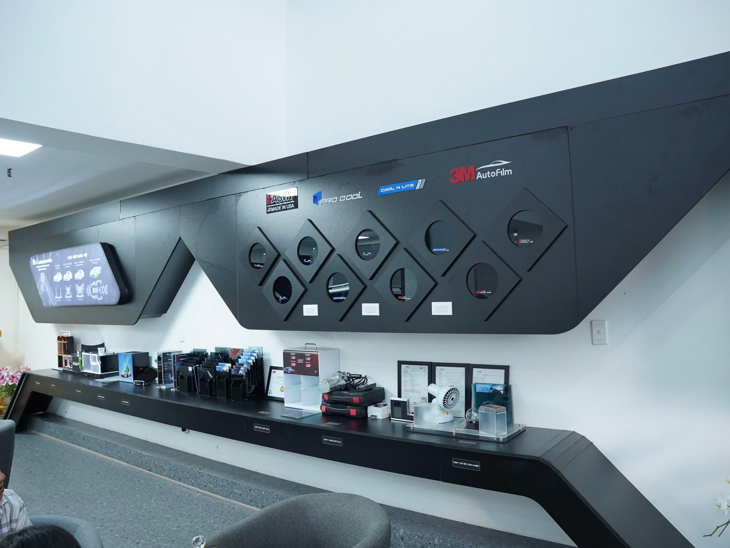 Khu vực trưng bày và test phim cách nhiệt tại PROAUTO.VN