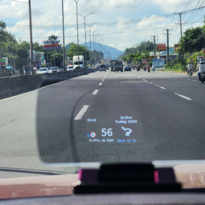 Màn hình HUD Vietmap H2AS hiển thị điện áp xe