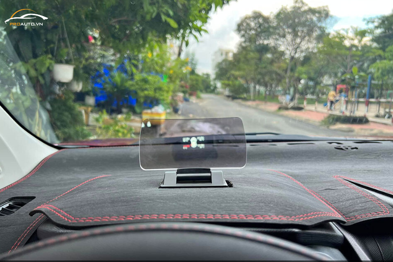 Màn hình HUD Vietmap H2AS lắp đặt trên kính lái của ô tô