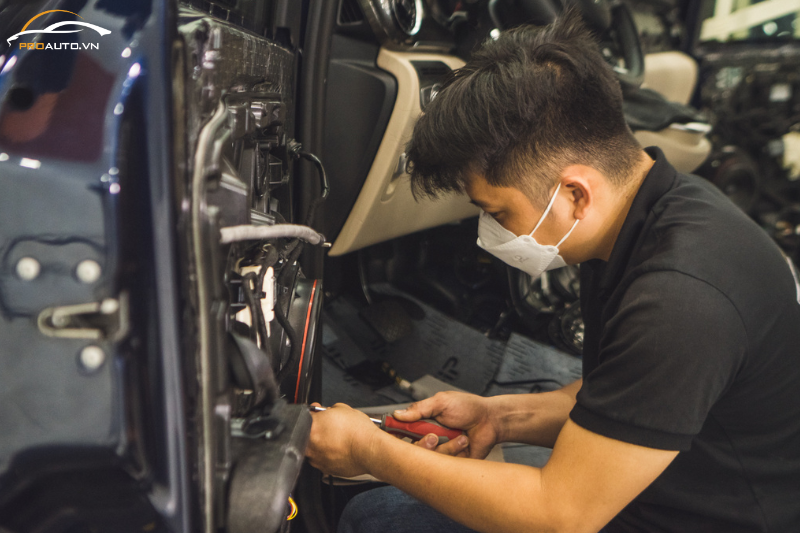 Quá trình độ loa xe Nissan Navara 2025 tỉ mỉ, chuyên nghiệp
