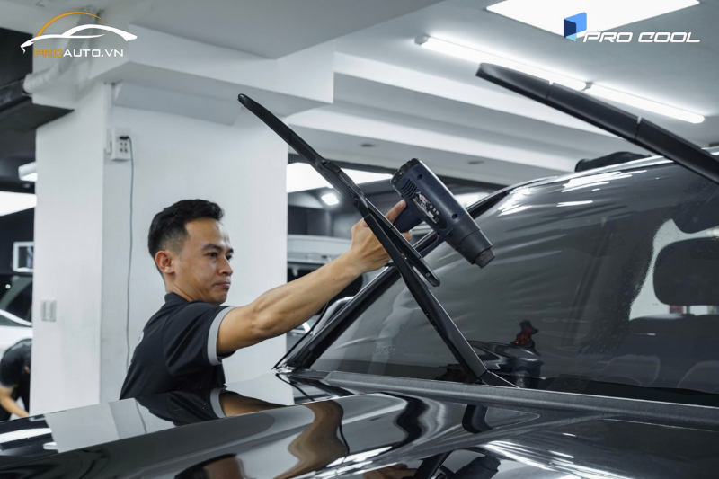 Quy trình dán phim cách nhiệt ô tô đạt chuẩn tại PROAUTO.VN