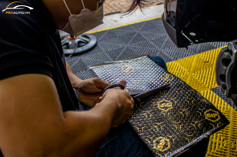 Thi công chuyên nghiệp cách âm chống ồn xe Nissan Navara 2025 tại PROAUTO.VN