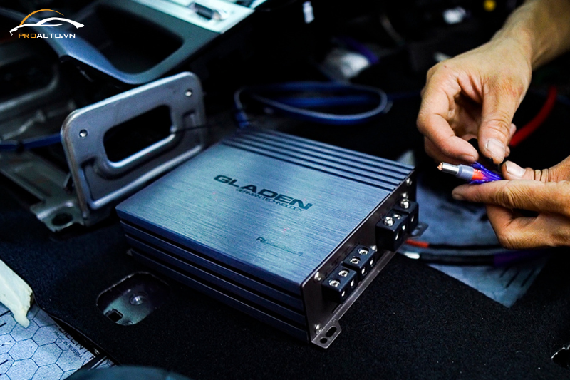 Thương hiệu Gladen độ loa xe Nissan Navara 2025