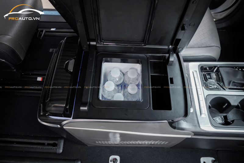 Tủ lạnh mini nằm trong bệ tỳ tay Kia Carnival