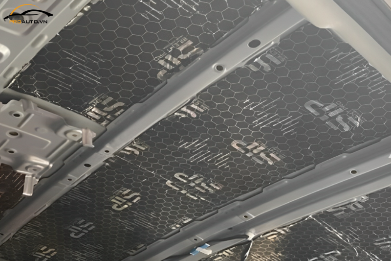 Cách âm chống ồn xe MG Cyberster tại trần xe