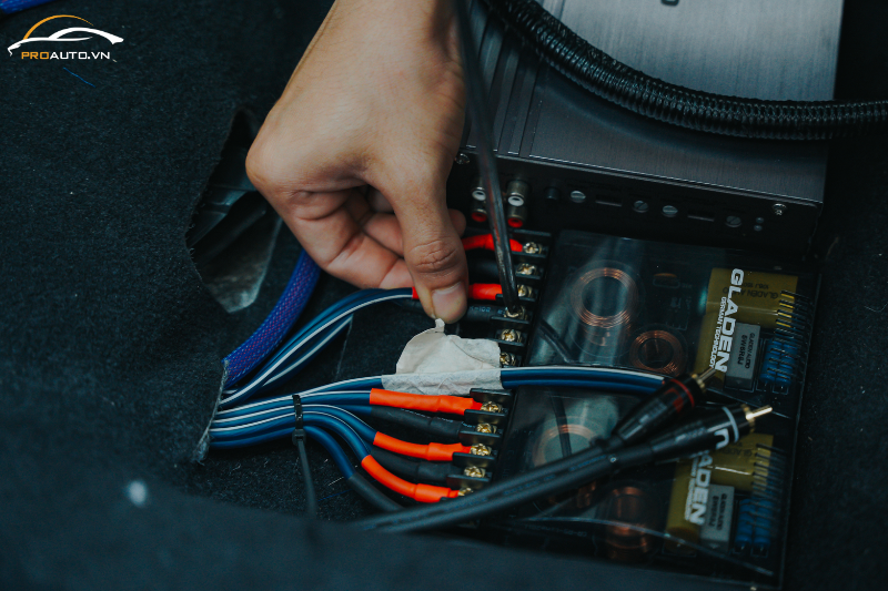 Cận cảnh lắp nguồn điện độ loa xe Volkswagen Arteon 2025