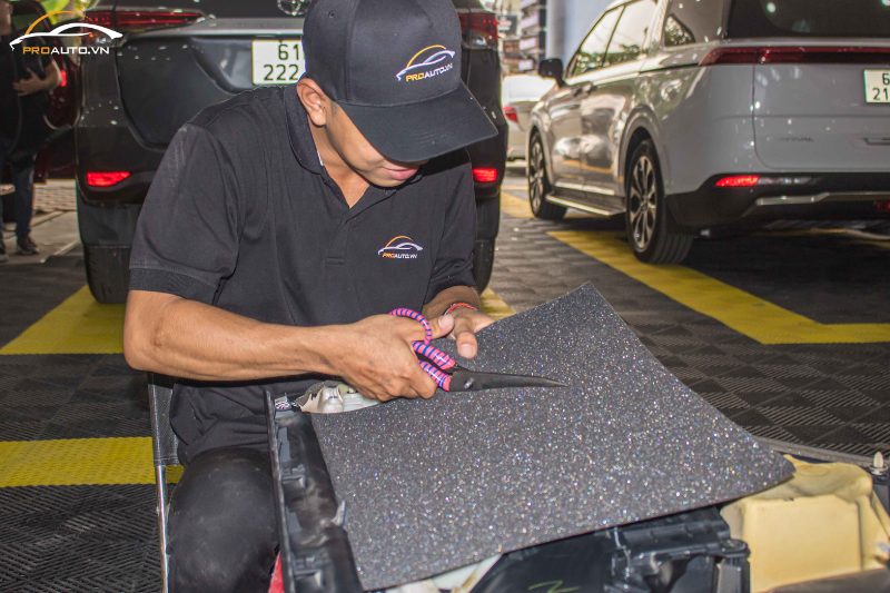 Giai đoạn chuẩn bị vật liệu cách âm chống ồn xe MG Cyberster