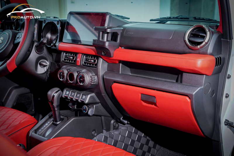 Khoang lái sau khi đổi màu nội thất xe Suzuki Jimny