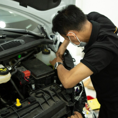 Kỹ thuật viên độ đèn xe Volkswagen Arteon 2025 tỉ mỉ