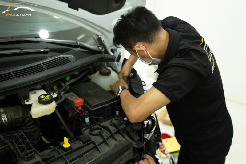 Kỹ thuật viên độ đèn xe Volkswagen Arteon 2025 tỉ mỉ