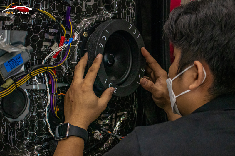 Kỹ thuật viên độ loa xe Volkswagen Arteon 2025