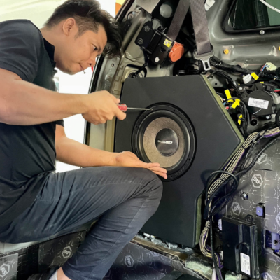 Kỹ thuật viên nhiều kinh nghiệm độ loa xe Mazda CX-5 2025