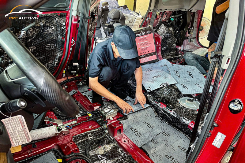 Kỹ thuật viên thi công dán cách âm chống ồn xe Mazda CX-5 2025