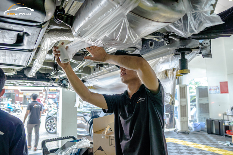 Quá trình phủ gầm xe MG Cyberster chuyên nghiệp