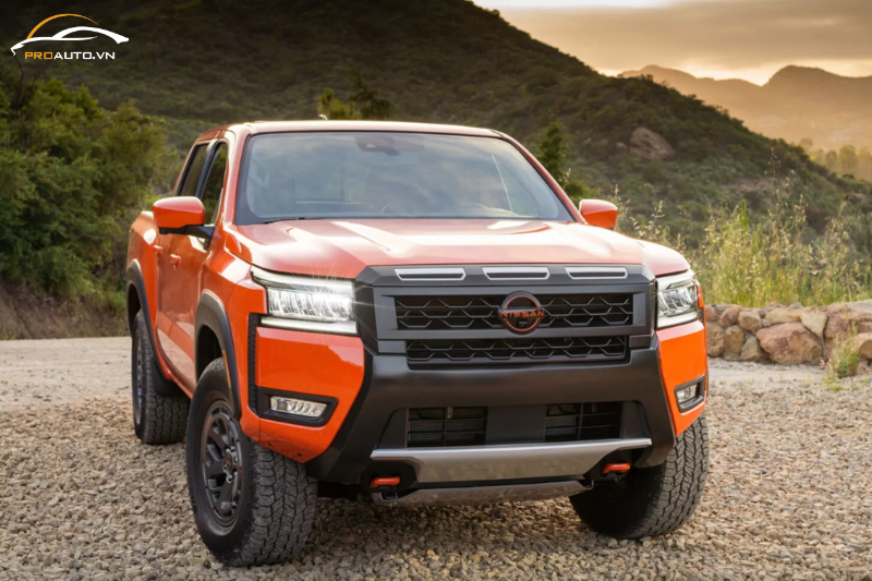 Đèn nguyên bản Nissan Navara 2025 có đủ sáng? Nên độ thêm không?