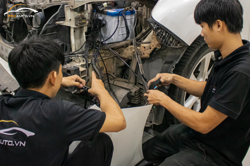 Đội ngũ kỹ thuật chuyên nghiệp độ đèn xe Nissan Navara 2025 tại PROAUTO.VN