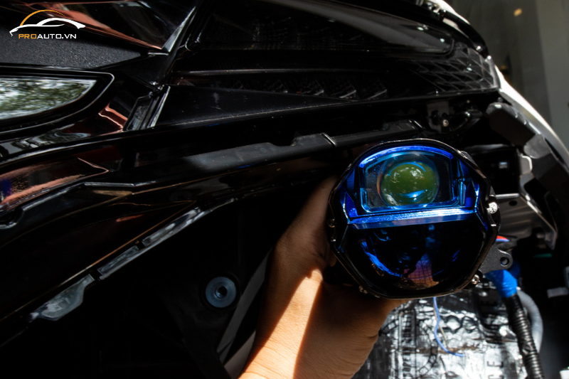 Kỹ thuật độ đèn xe MG Cyberster cẩn thận