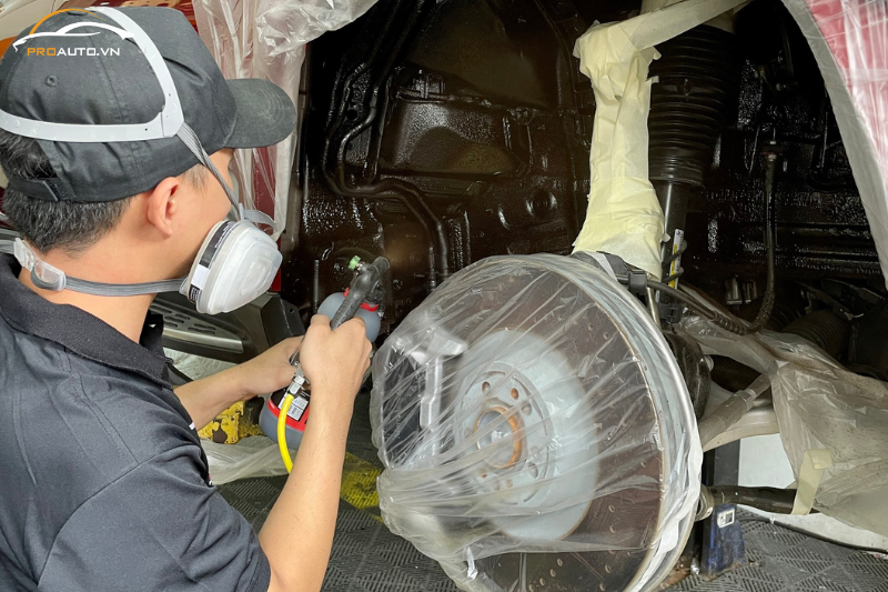 Kỹ thuật viên thi công phủ gầm xe Nissan Navara 2025