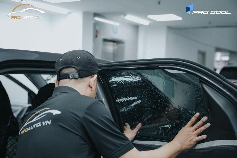 Kỹ thuật viên dán phim cách nhiệt xe Vinfast VF5 chuyên nghiệp tại PROAUTO.VN
