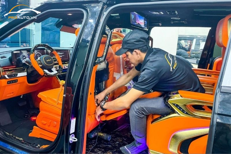 Kỹ thuật viên thi công lắp đặt bàn làm việc 6.0 chính hãng