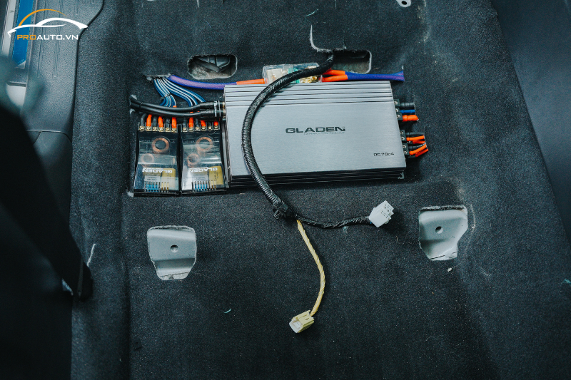 Lắp amply Gladen tăng trải nghiệm - Phụ kiện đồ chơi xe Volvo XC60