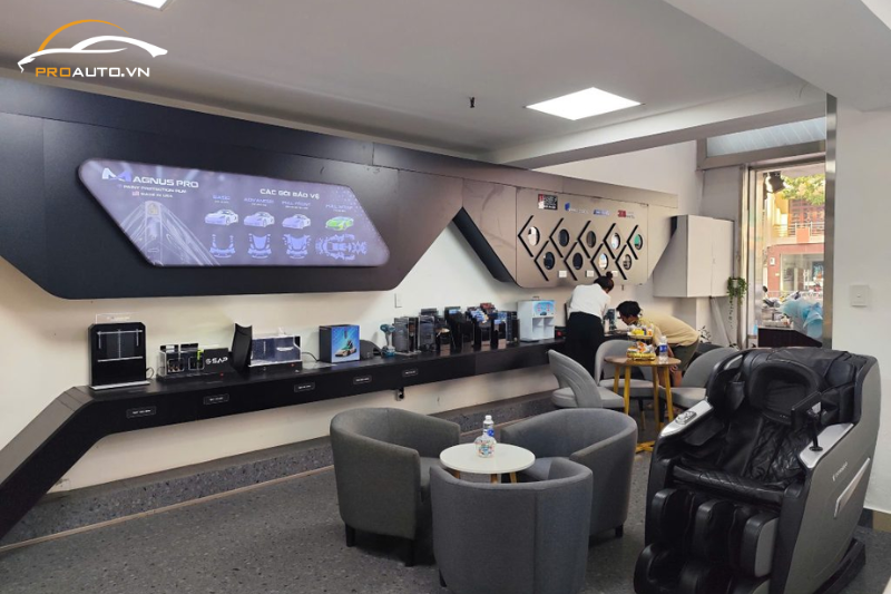 Showroom hiện đại, học và thực hành trên xe thực tế - Khóa học dán PPF ô tô