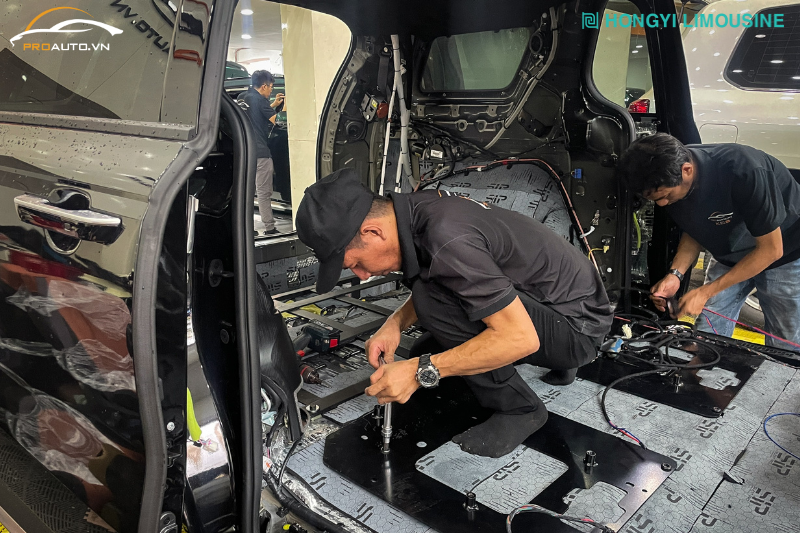 Thực hiện đi dây điện ghế Crystal 6.0 trên xế hộp