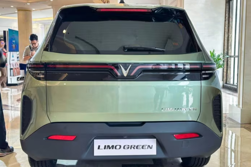 Đuôi xe VinFast Limo Green tối giản nhưng hiện đại