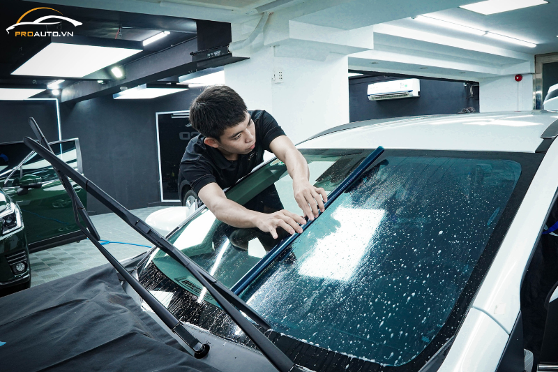 Hướng dẫn lột bỏ phim cũ và vệ sinh - Khóa học dán phim cách nhiệt ô tô