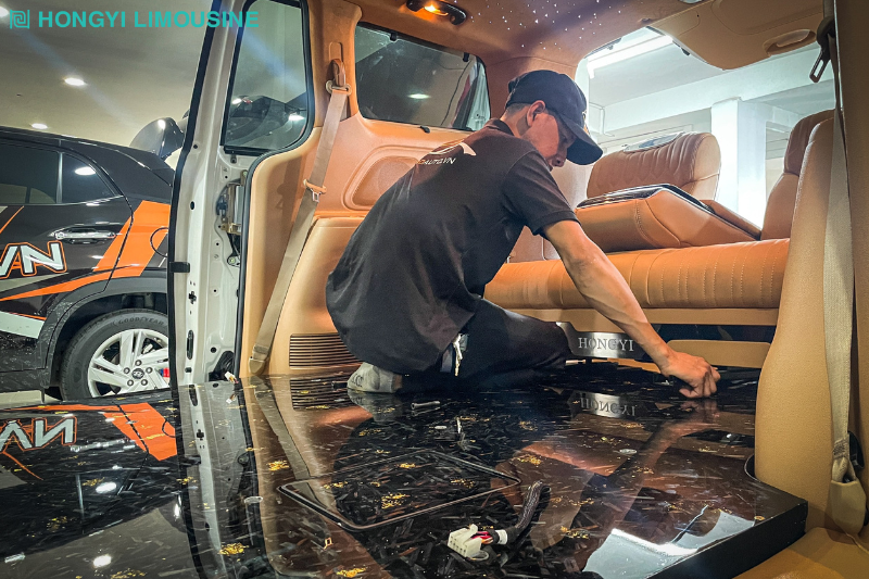 Nâng cấp sàn carbon kết hợp độ ghế Limousine xe MPV