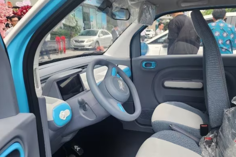Nội thất xe điện mini Pony đơn giản, đáp ứng các tiện ích cơ bản