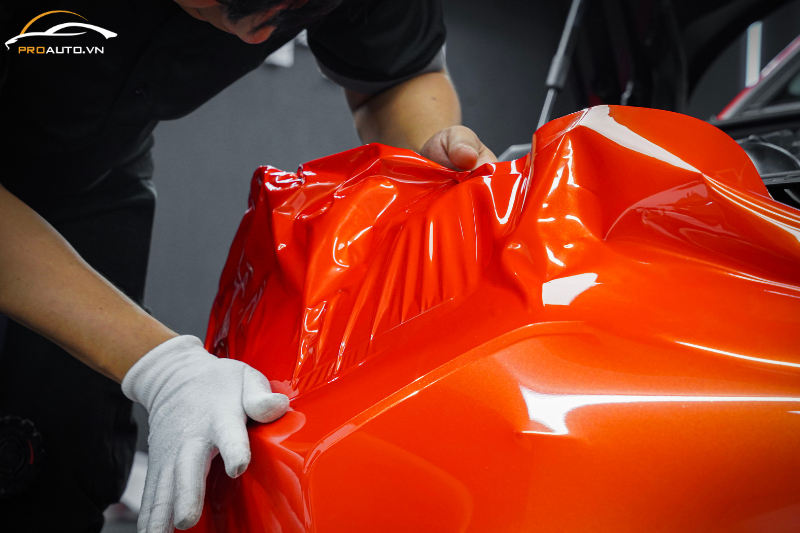 Quá trình dán PPF đổi màu đòi hỏi tính tỉ mỉ