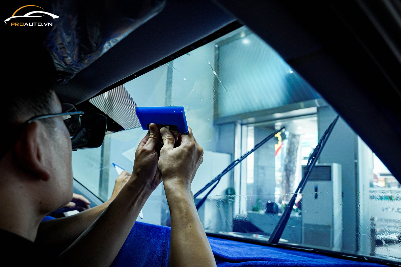 Thực hành trực tiếp trên xe - Khóa học dán phim cách nhiệt