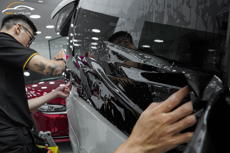 Đội ngũ kỹ thuật chuyên nghiệp dán PPF wrap đổi màu ô tô