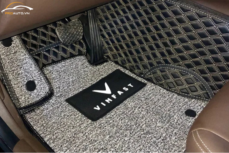 Phụ kiện đồ chơi xe VinFast Limo Green với thảm lót sàn