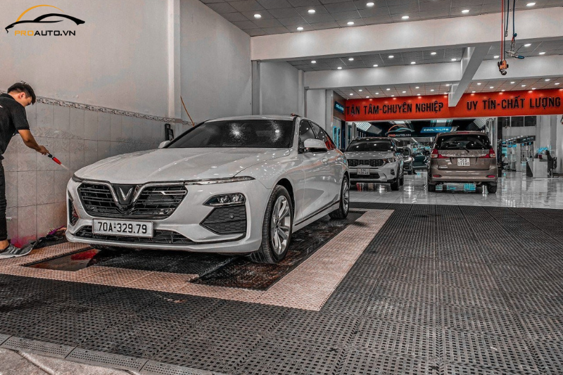 Sử dụng sản phẩm chuyên dụng, an toàn khi rửa xe ô tô Quận 11