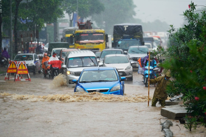 Xe ô tô ngập nước gây hậu quả gì? Mực nước bao nhiêu an toàn cho xe?