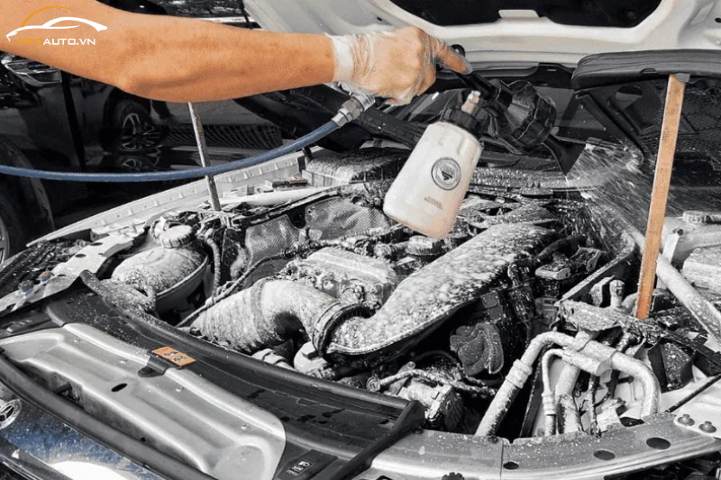Vệ sinh khoang máy – Chăm sóc xe detailing