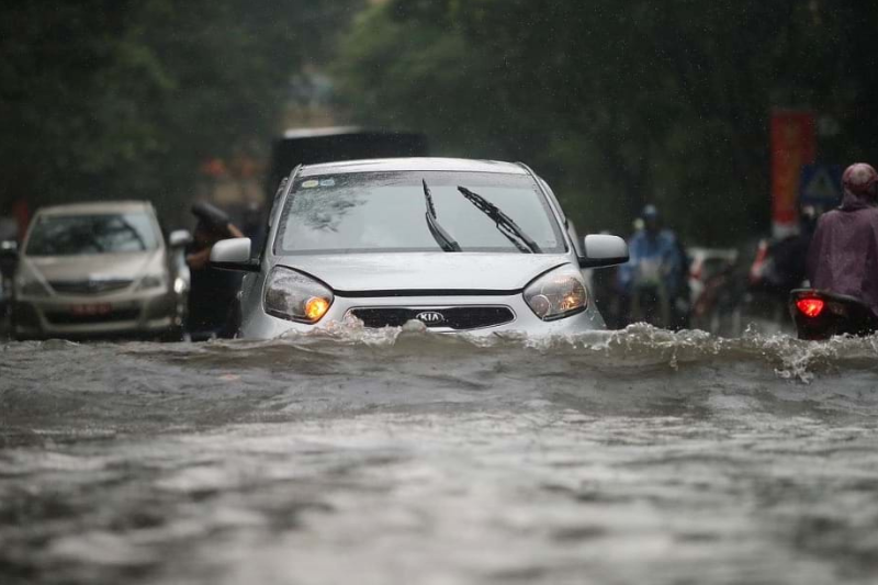 Cách khắc phục ô tô bị ngập nước nhanh chóng mùa mưa lũ