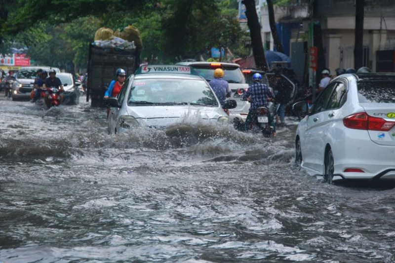 Cần làm gì khi xe ô tô chết máy và đang chờ cứu hộ?