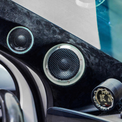 Nâng cấp limousine 16 chỗ với âm thanh ô tô