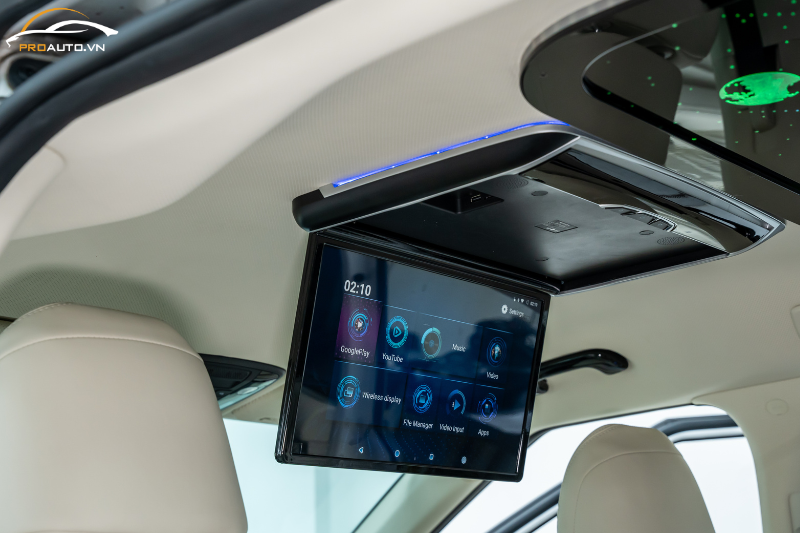 Nâng cấp limousine 16 chỗ với màn hình ốp trần