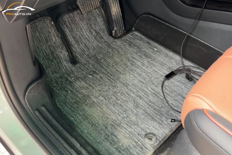 Phụ kiện đồ chơi xe điện BYD với thảm lót sàn