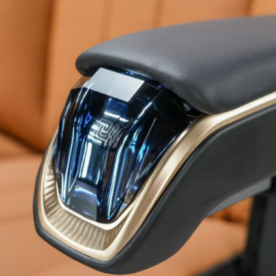 Tay vịn pha lê thiết kế trên ghế Hongyi SUV Throne 1.0